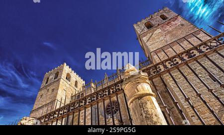 Kathedrale von Sigüenza, Kathedrale von Santa María de Sigüenza, romanischer Stil aus dem 12. Jahrhundert, spanisches Kulturerbe, Sigüenza, Guadalajara, Kastilien Stockfoto