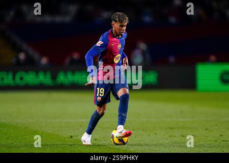 Barcelona, Spanien. Januar 2025. Lamine Yamal vom FC Barcelona während des La Liga EA Sports Spiels zwischen dem FC Barcelona und Valencia CF spielte am 26. Januar 2025 im Lluis Companys Stadium in Barcelona, Spanien. (Foto: Sergio Ruiz/IMAGO) Credit: PRESSINPHOTO SPORTS AGENCY/Alamy Live News Stockfoto