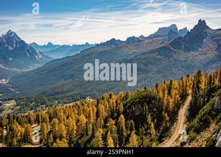 Dolomites Majesty: Atemberaubender Blick Auf Die Alpen Stockfoto