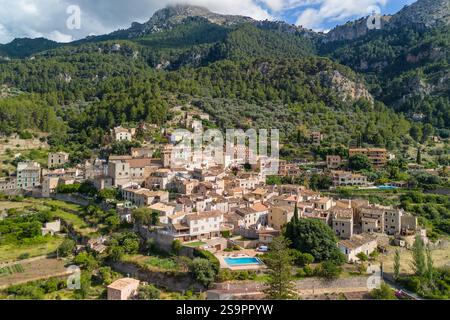 Aus der Vogelperspektive auf die malerische spanische Stadt Estellencs, Mallorca, Spanien. Stockfoto