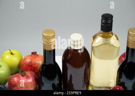 Verschiedene Arten von Essig, Balsamico, Granatapfel und Apfelessig in Flaschen Stockfoto