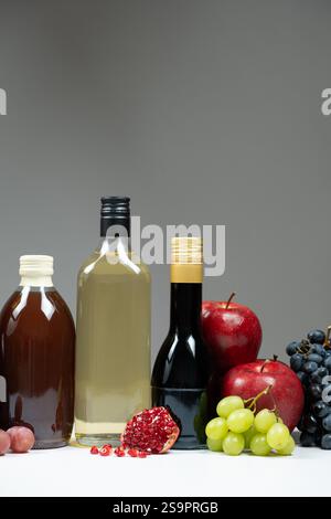 Verschiedene Essigsorten. Granatapfel-, Apfel- und Balsamico-Essig in Flaschen Stockfoto