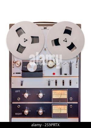 Großer professioneller Vintage-Studio-Tonbandrecorder mit Rollen isoliert auf weißem Hintergrund Stockfoto