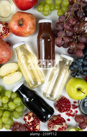 Verschiedene Arten von Essig Balsamico, Apfel, Wein und Granatapfel in Glasflaschen Stockfoto