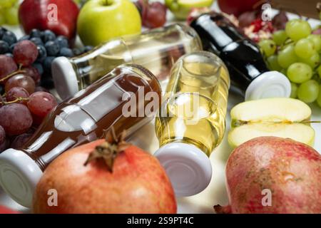 Verschiedene Arten von Essig Balsamico, Apfel, Wein und Granatapfel in Glasflaschen Stockfoto