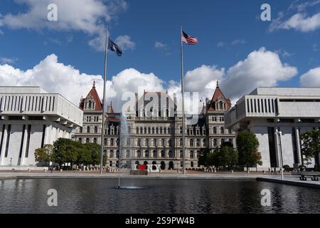 Albany, New York, 9. Oktober 2024: New York State Capitol Building vor blauem Himmel Stockfoto