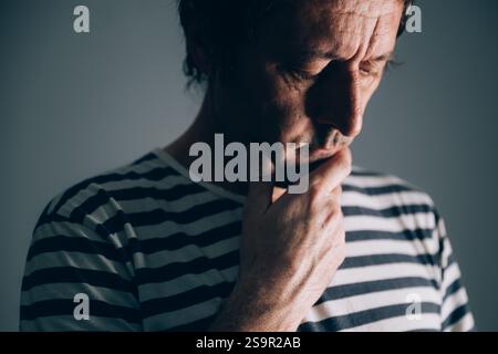 Leises Porträt eines traurigen, verzweifelten kaukasiers in Bedauern, selektiver Fokus Stockfoto