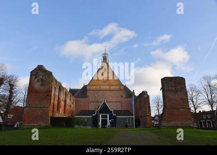 Bergen, Niederlande. Dezember 2024. Die alte Ruinenkirche im Zentrum von Bergen, Nordholland. Hochwertige Fotos Stockfoto