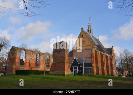 Bergen, Niederlande. Dezember 2024. Die alte Ruinenkirche im Zentrum von Bergen, Nordholland. Hochwertige Fotos Stockfoto