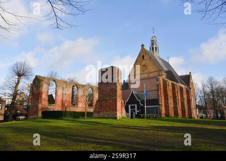 Bergen, Niederlande. Dezember 2024. Die alte Ruinenkirche im Zentrum von Bergen, Nordholland. Hochwertige Fotos Stockfoto