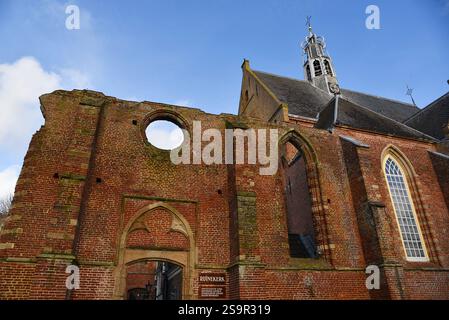 Bergen, Niederlande. Dezember 2024. Die alte Ruinenkirche im Zentrum von Bergen, Nordholland. Hochwertige Fotos Stockfoto