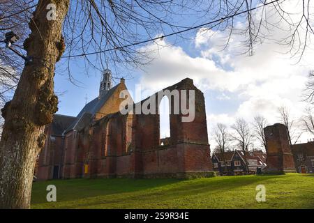 Bergen, Niederlande. Dezember 2024. Die alte Ruinenkirche im Zentrum von Bergen, Nordholland. Hochwertige Fotos Stockfoto