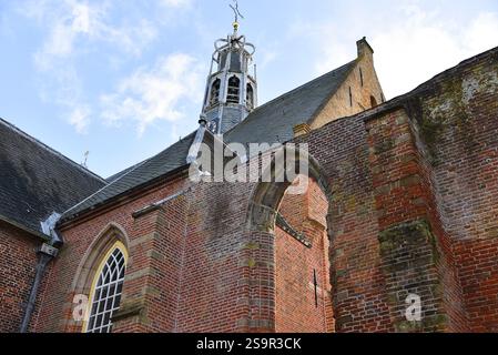 Bergen, Niederlande. Dezember 2024. Die alte Ruinenkirche im Zentrum von Bergen, Nordholland. Hochwertige Fotos Stockfoto