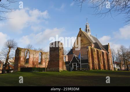 Bergen, Niederlande. Dezember 2024. Die alte Ruinenkirche im Zentrum von Bergen, Nordholland. Hochwertige Fotos Stockfoto