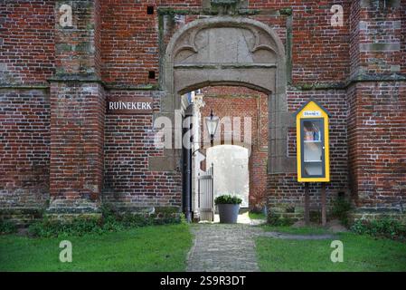 Bergen, Niederlande. Dezember 2024. Die alte Ruinenkirche im Zentrum von Bergen, Nordholland. Hochwertige Fotos Stockfoto