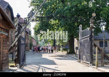 Auschwitz, Polen. Juli 2024. Blick auf den Eingang zum ehemaligen Vernichtungslager Auschwitz I mit der Inschrift „Arbeit Macht frei“. Das größte Konzentrations- und Vernichtungslager Auschwitz-Birkenau wurde am 27. Januar 1945 von der Roten Armee befreit. Und de 1, 1 Million de personnes sont décédées Ã Auschwitz, Don t t prÃ¨s d'un Million de Juifs. (Credit Image: © Denis Thaust/SOPA Images via ZUMA Press Wire) NUR REDAKTIONELLE VERWENDUNG! Nicht für kommerzielle ZWECKE! Stockfoto
