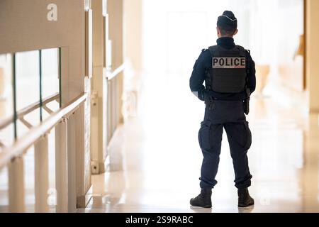 Paris, Frankreich. Januar 2025. Illustration Polizeibeamter im Gerichtsgebäude in Paris, Frankreich am 27. Januar 2025. Foto: Eliot Blondet/ABACAPRESS. COM Credit: Abaca Press/Alamy Live News Stockfoto