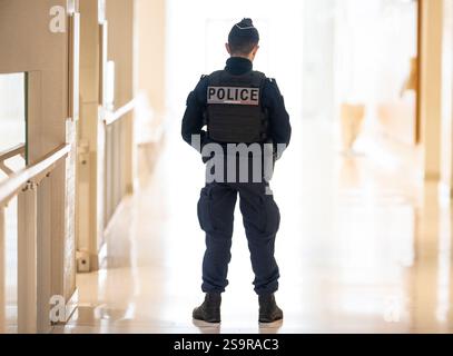 Paris, Frankreich. Januar 2025. Illustration Polizeibeamter im Gerichtsgebäude in Paris, Frankreich am 27. Januar 2025. Foto: Eliot Blondet/ABACAPRESS. COM Credit: Abaca Press/Alamy Live News Stockfoto