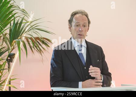 Antwerpen, Belgien. Januar 2025. Jacques Vandermeiren, CEO des Hafens Antwerpen, wird während einer Pressekonferenz zur Präsentation der Jahresergebnisse der Hafengesellschaft „Hafen Antwerpen-Brügge“ am Montag, den 27. Januar 2025 in Antwerpen, vorgestellt. BELGA PHOTO JONAS ROOSENS Credit: Belga News Agency/Alamy Live News Stockfoto