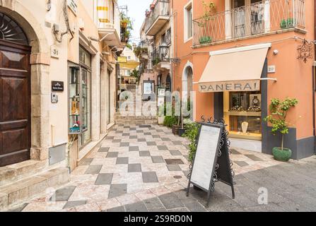 Taormina, Sizilien, Italien - 29. September 2024: Eine enge Straße im historischen Zentrum von Taormina in der Provinz Messina. Stockfoto