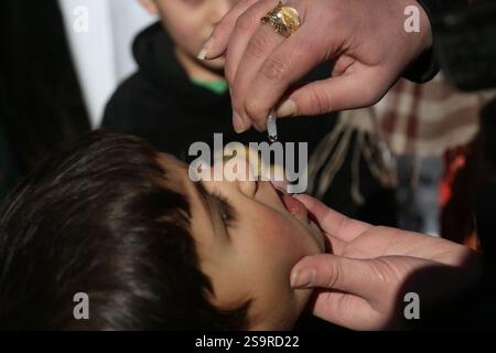 Kabul, Afghanistan. Januar 2025. Ein Kind erhält während einer Anti-Polio-Kampagne in Kabul, der Hauptstadt Afghanistans, am 27. Januar 2025 einen Anti-Polio-Tropfen. Afghanistan startete 2025 seine erste Impfkampagne, die sich gegen über 6 Millionen Kinder unter 5 Jahren wegen Poliovirus richtete, berichtete das Ministerium für öffentliche Gesundheit. Quelle: Saifurahman Safi/Xinhua/Alamy Live News Stockfoto