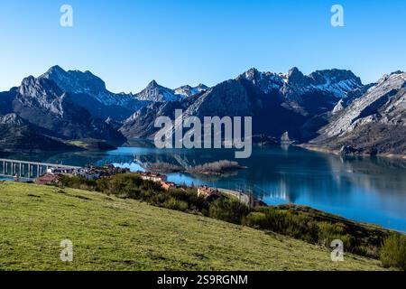 Ein atemberaubender Blick auf die schneebedeckten Berge, die sich in einem ruhigen See spiegeln und eine ruhige Landschaft schaffen. Stockfoto