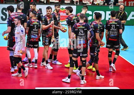 Bologna, Italien. Januar 2025. Cucine Lube Civitanova feiert nach dem Punkt beim Finale von Del Monte Coppa Italia – Cucine Lube Civitanova gegen Rana Verona, italienisches Volleyball Männer Cup Spiel in Bologna, Italien, 26. Januar 2025 Credit: Independent Photo Agency/Alamy Live News Stockfoto