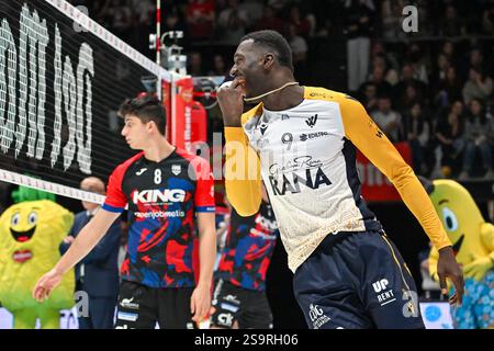 Bologna, Italien. Januar 2025. Keita Noumory (Rana Verona) feiert nach dem Punkt beim Finale von Del Monte Coppa Italia – Cucine Lube Civitanova gegen Rana Verona, italienisches Volleyball-WM-Spiel in Bologna, Italien, 26. Januar 2025 Credit: Independent Photo Agency/Alamy Live News Stockfoto
