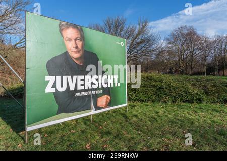 Wahlplakat in Köln zur Wahl zum 21. Deutscher Bundestag am 23. Februar 2025. Robert Habeck, Spitzenkandidat von die Grünen mit dem Slogan Zuversicht, *** Wahlplakate in Köln zur Wahl zum 21. Deutschen Bundestag am 23. Februar 2025: Robert Habeck, Spitzenkandidat der Grünen mit dem Slogan ÔZuversichtÕ Confidence. Nordrhein-Westfalen Deutschland, Deutschland GMS18388 Stockfoto