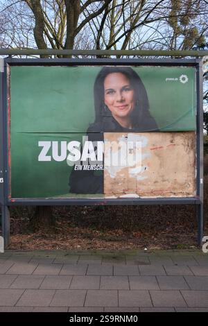 Wahlplakat in Köln zur Wahl zum 21. Deutscher Bundestag am 23. Februar 2025. Zerstörtes Plakat von Annalena Baerbock, Kandidatin von die Grünen *** Wahlplakat in Köln zur Wahl zum 21. Deutschen Bundestag am 23. Februar 2025. Zerstörtes Plakat von Annalena Baerbock, Kandidatin der Grünen Nordrhein-Westfalen Deutschland GMS18394 Stockfoto