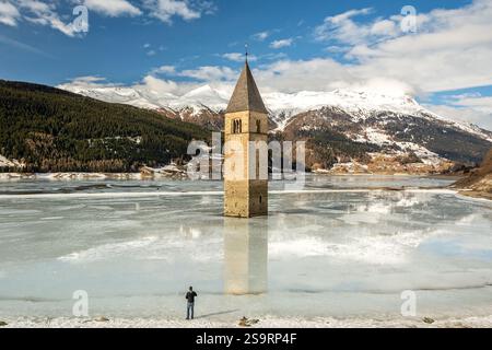 Überfluteter Kirchturm im Reschensee in Südtirol Stockfoto