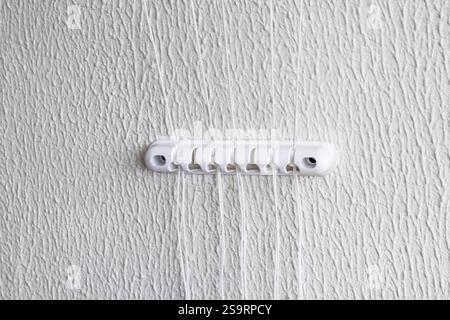 Schnur von der Halterung des Wäschetrockners an der Wand Stockfoto