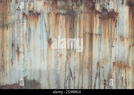 Alte, rostige Metalloberfläche mit abblätternder Farbe und schmutzigen Streifen durch Regen. Gerissene Lackstruktur. Hintergrund, Textur. Korrosion von Eisen mit Streifen von Stockfoto