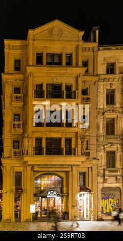 Beyoglu, Istanbul, Türkei 01.13.2025: Das Vereinsgebäude der Istanbul Bar (Istanbul Barosu) bei Nacht mit eleganter neoklassizistischer Architektur Stockfoto