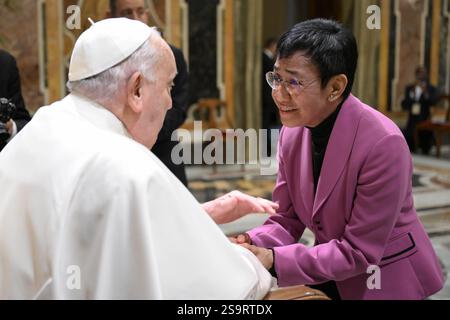 Vatikan, Vatikan. Januar 2025. **NO LIBRI** Italien, Rom, Vatikan, 27.01.2025.Papst Franziskus schüttelt sich bei einer Privataudienz mit den Vorsitzenden der Kommunikationskommissionen und den nationalen Direktoren der Kommunikationsbüros des Vatikans Dr. Maria Ressa, Journalistin, Friedensnobelpreisträgerin, Direktorin der Rappler-Plattform. Foto von VATIKANISCHEN MEDIEN /Catholic Press Photo Credit: Independent Photo Agency/Alamy Live News Stockfoto