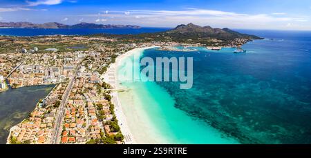 Mallorca (Mallorca) Baleareninsel Spanien. Die schönsten malerischen Strände Alcudia in der Bucht von Pollenca im nördlichen Teil. Panoramablick der Drohne auf den weißen Sandstrand bea Stockfoto