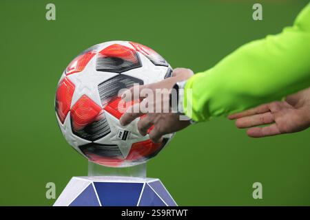 Mailand, Italien. Januar 2025. Der deutsche Schiedsrichter Tobias Stieler sammelt den offiziellen Adidas UEFA Champions League Matchball von seinem Podest, bevor er in Giuseppe Meazza, Mailand, zum Auftakt des UEFA Champions League-Spiels anfängt. Der Bildnachweis sollte lauten: Jonathan Moscrop/Sportimage Credit: Sportimage Ltd/Alamy Live News Stockfoto