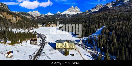 Alpine Winterlandschaft - gefrorener wunderschöner See Lago di Misurina umgeben von Alpen Dolomiten Berge. Italien, Provinz Belluno. Hochwinkelpano aus der Antenne Stockfoto
