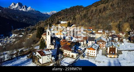 Italien, schöne Wintergebirgslandschaft der Dolomiten Alpen. Charmantes traditionelles Dorf Vinigo di Cadore in der Nähe des berühmten Skigebietes Cortina d'Ampezzo Stockfoto
