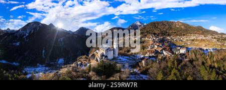 Italien, Dolomiten Alpen Berge malerische Orte. Wunderschönes Dorf Valle di Cadore, Panoramablick aus der Luft mit kleiner Kirche umgeben von schneebedeckten Gipfeln. B Stockfoto