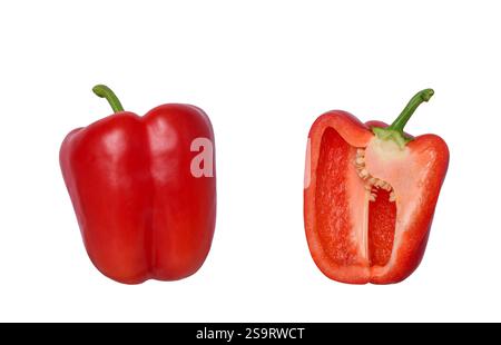Ganz und in der Hälfte rote Paprika geschnitten isolierter Ausschnitt auf weiß Stockfoto