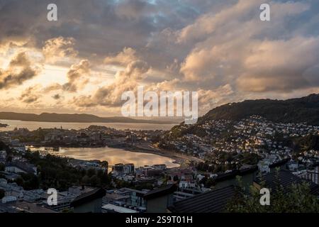 Blick auf den Sonnenuntergang über Bergen Stadt vom Hostel Montana. Norwegen Stockfoto