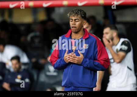 Barcelona, Spanien. Januar 2025. Lamine Yamal vom FC Barcelona wurde während des LaLiga-Spiels zwischen dem FC Barcelona und Valencia im Estadio Olimpico de Montjuic in Barcelona gesehen. Quelle: Gonzales Photo/Alamy Live News Stockfoto