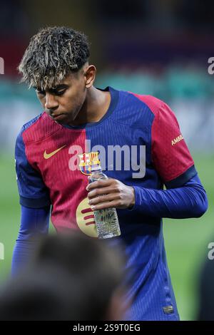 Barcelona, Spanien. Januar 2025. Lamine Yamal vom FC Barcelona wurde während des LaLiga-Spiels zwischen dem FC Barcelona und Valencia im Estadio Olimpico de Montjuic in Barcelona gesehen. Quelle: Gonzales Photo/Alamy Live News Stockfoto
