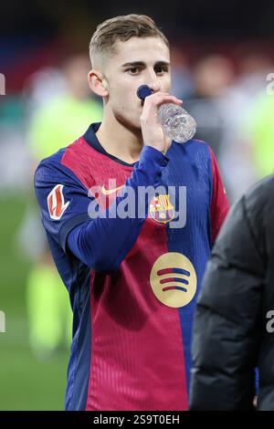 Barcelona, Spanien. Januar 2025. Fermin Lopez vom FC Barcelona wurde während des LaLiga-Spiels zwischen dem FC Barcelona und Valencia im Estadio Olimpico de Montjuic in Barcelona gesehen. Quelle: Gonzales Photo/Alamy Live News Stockfoto