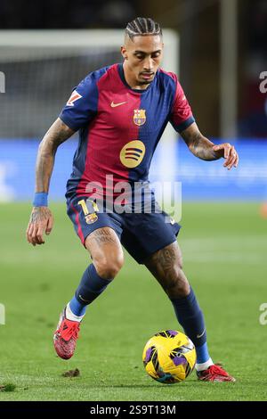 Barcelona, Spanien. Januar 2025. Raphinha (11) vom FC Barcelona, der während des LaLiga-Spiels zwischen dem FC Barcelona und Valencia im Estadio Olimpico de Montjuic in Barcelona zu sehen war. Quelle: Gonzales Photo/Alamy Live News Stockfoto