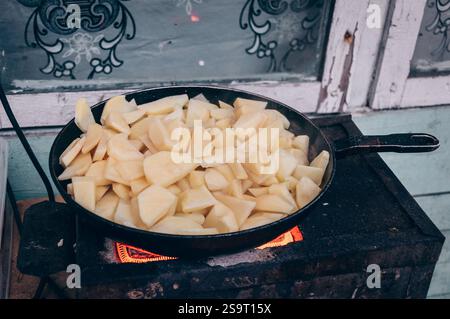 Kartoffeln gebraten in der Pfanne, Küche im armen Flüchtlingslager Bettler Stockfoto