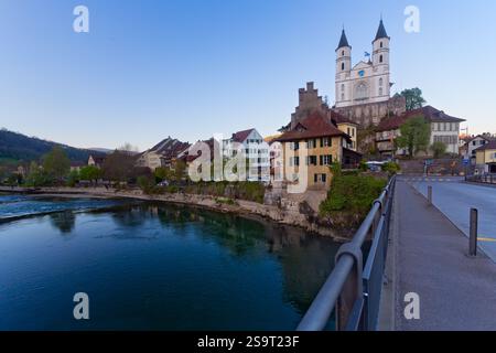 Panoramablick auf Schloss Aarburg bei Nacht, Aarburg, Schweiz Stockfoto