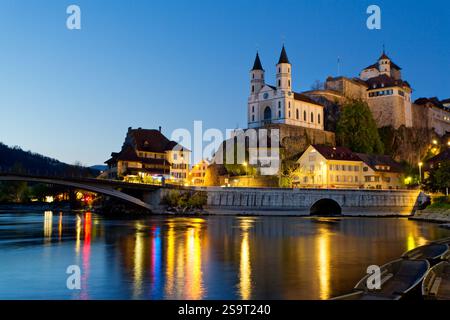 Panoramablick auf Schloss Aarburg bei Nacht, Aarburg, Schweiz Stockfoto