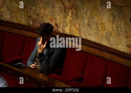 Paris, Frankreich. Januar 2025. Raphaël Arnault, Abgeordneter der Gruppe La France Insoumise - Nouveau Front Populaire, die während der Sitzung der Fragen an die Regierung in der Nationalversammlung gesehen wurde. Eine wöchentliche Sitzung zur Befragung der französischen Regierung findet im Hämoryklikel der Nationalversammlung statt. Quelle: SOPA Images Limited/Alamy Live News Stockfoto